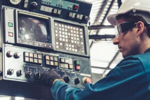 Qué hace un operador de maquinaria industrial